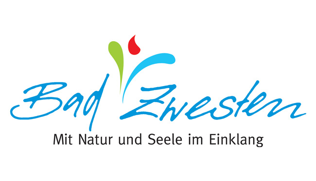 Logo der Stadt Bad Zwesten mit der Aufschrift „Mit Natur und Seele im Einklang“, Heimat des Hotels Landhotel Kern