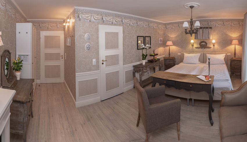 Romantisch eingerichtetes Hotelzimmer ausgestattet mit einem Doppelbett im Hotel Landhotel Kern in Bad Zwesten